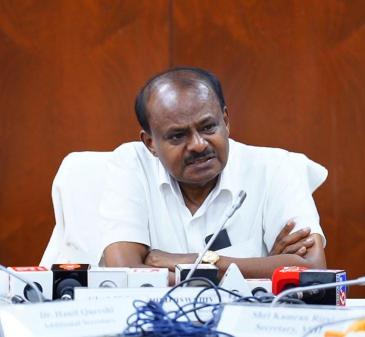 Union Minister Shri H.D. Kumaraswamy addressed a media briefing on the "Scheme to Promote Manufacturing of Electric Passenger Cars in India". He was accompanied by Secretary, MHI, Shri Kamran Rizvi and Additional Secretary, MHI, Dr. Hanif Qureshi