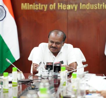 Hon’ble Union Minister of Heavy Industries & Steel, Shri H.D. Kumaraswamy, launched the application portal under the Scheme to Promote Manufacturing of Electric Passenger Cars in India (SPMEPCI), accompanied by Shri Kamran Rizvi, Secretary, MHI, and Dr. Hanif Qureshi, Additional Secretary, MHI